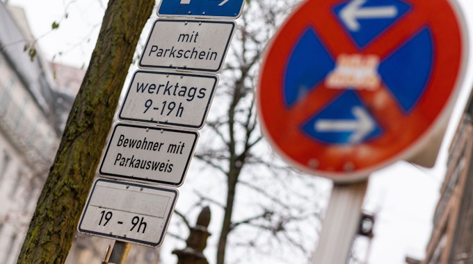 Schilder mit der Aufschrift «Parken», «mit Parkschein», «werktags 9-19 h», «Bewohner mit Parkausweis» stehen hinter einem Schild, das auf ein absolutes Halteverbot hinweist.&nbsp;