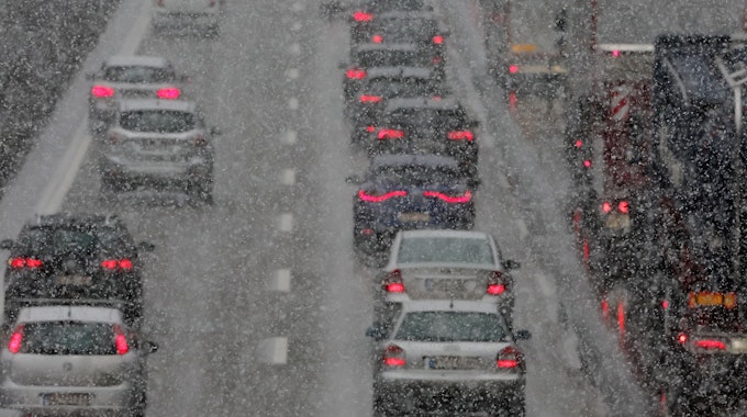 Autos fahren durch Schneegestöber auf der A4 bei Köln.