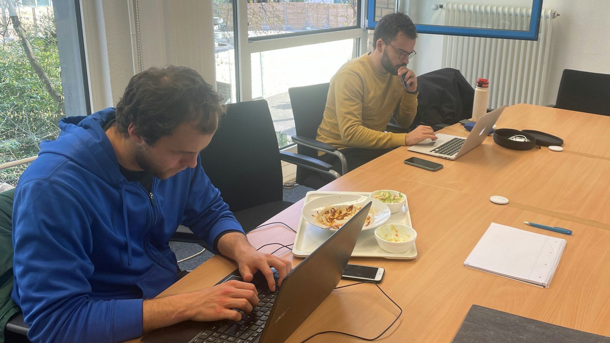 Yurek Fabianek (links) und Malte Westphal beantragen an ihren Laptops die Energiepauschale.
