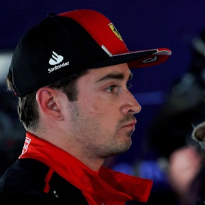 Ferrari-Fahrer Charles Leclerc schaut nicht gerade begeistert aus.