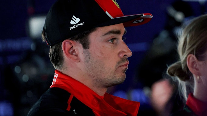 Ferrari-Fahrer Charles Leclerc schaut nicht gerade begeistert aus.