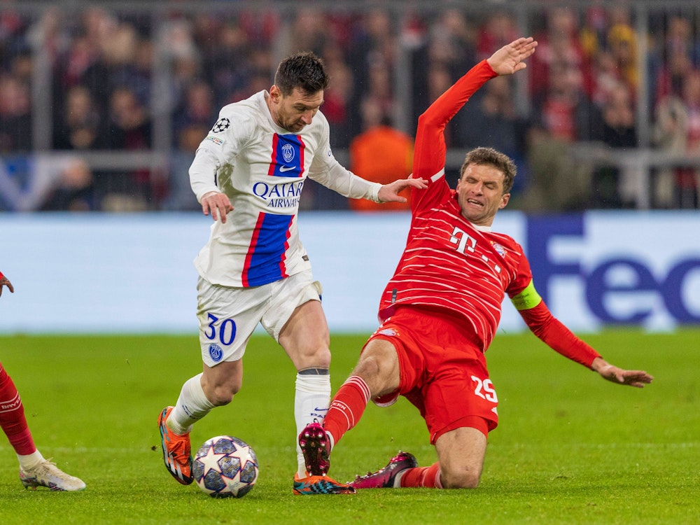 Thomas Müller im Zweikampf mit Lionel Messi.