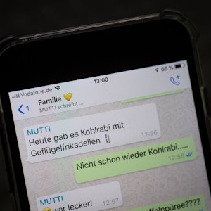 Das Symbolfoto aus dem Jahr 2019 zeigt einen WhatsApp-Gruppenchat auf einem Smartphone-Bildschirm.