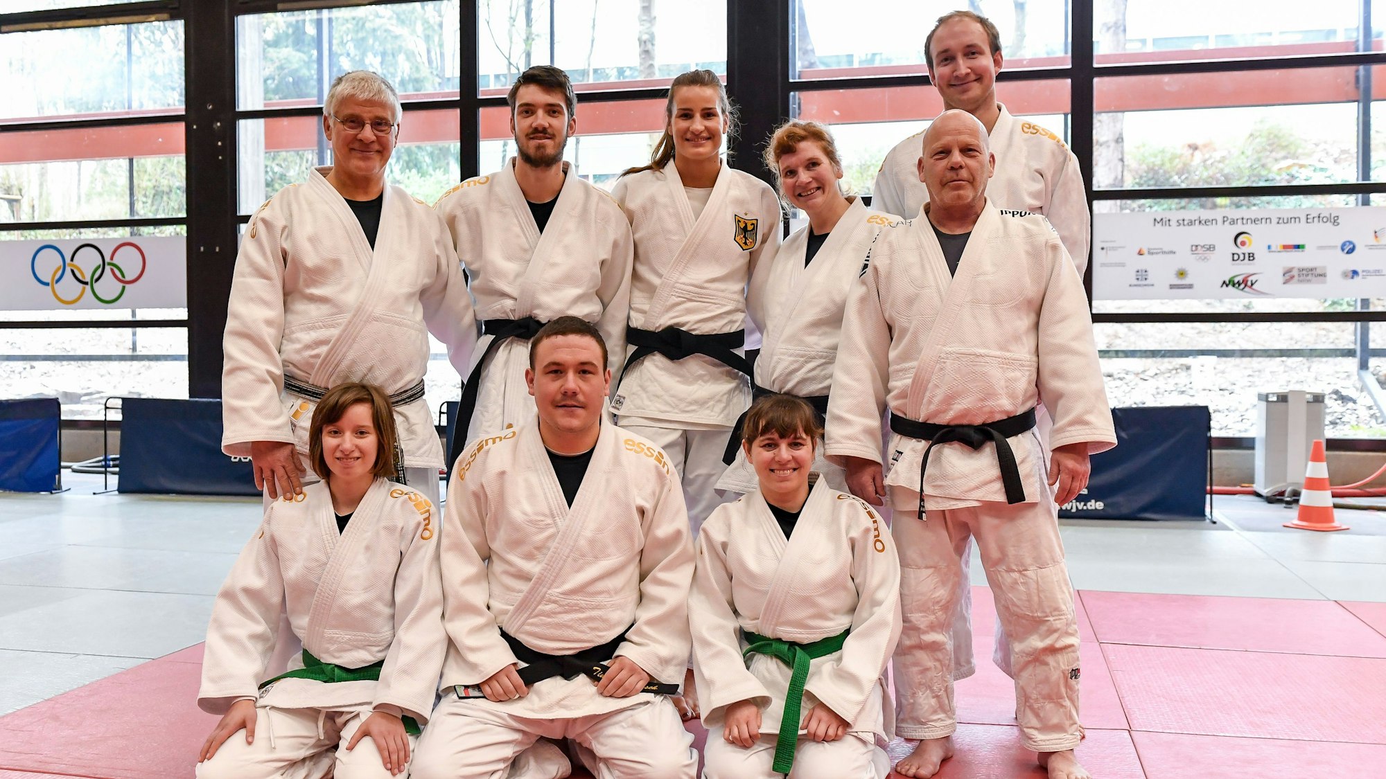 Judo-Weltmeisterin Anna-Maria Wagner (Mitte) posiert mit acht Judoka des ZABS in Frechen.