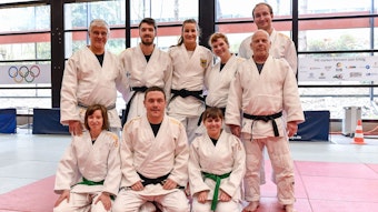 Judo-Weltmeisterin Anna-Maria Wagner (Mitte) posiert mit acht Judoka des ZABS in Frechen.