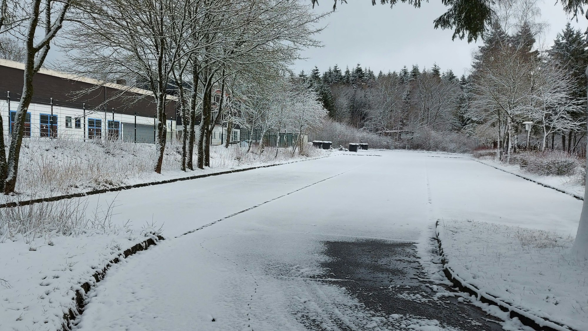 Blick auf den verschneiten Parkplatz.