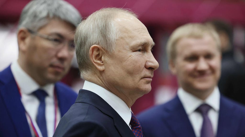 Russlands Präsident Wladimir Putin am 14. März 2023 bei einem Treffen mit handverlesenen Arbeitern eines Hubschrauberwerks im sibirischen Ulan-Ude.