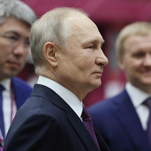 Russlands Präsident Wladimir Putin am 14. März 2023 bei einem Treffen mit handverlesenen Arbeitern eines Hubschrauberwerks im sibirischen Ulan-Ude.