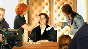 Ruth Herz wird vor Fernsehaufnahmen für die Serie „Das Jugendgericht“ geschminkt.