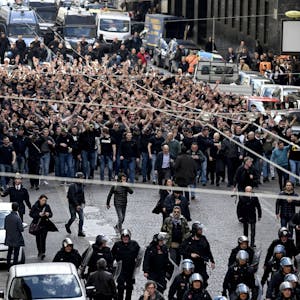 Italienische Polizisten eskortierten Fans von Eintracht Frankfurt durch die Innenstadt.