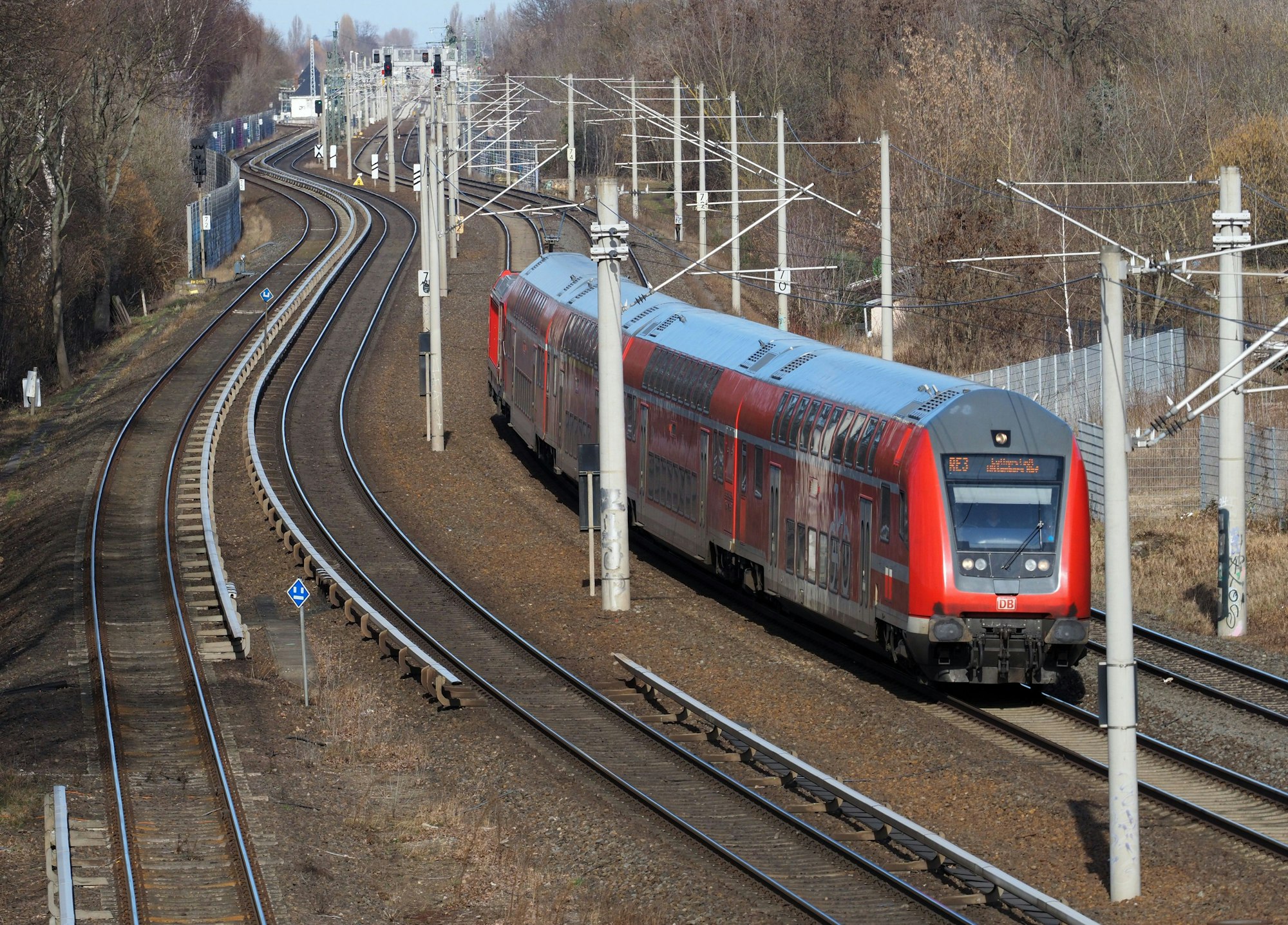 Ein Zug der Linie RE3 mit Ziel Hauptbahnhof Lutherstadt Wittenberg fährt nahe dem S-Bahnhof Pankow-Heinersdorf stadteinwärts.