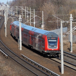 Ein Zug der Linie RE3 mit Ziel Hauptbahnhof Lutherstadt Wittenberg fährt nahe dem S-Bahnhof Pankow-Heinersdorf stadteinwärts.