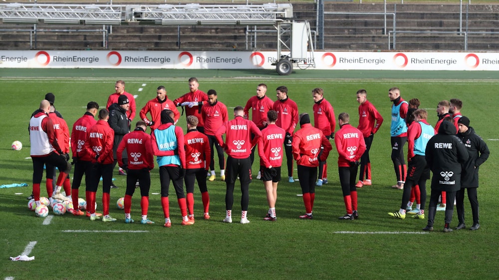 Die Spieler des 1. FC Köln stehen auf dem Trainingsplatz im Mannschaftskreis zusammen.