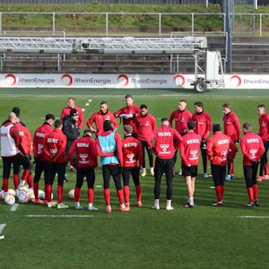 Die Spieler des 1. FC Köln stehen auf dem Trainingsplatz im Mannschaftskreis zusammen.