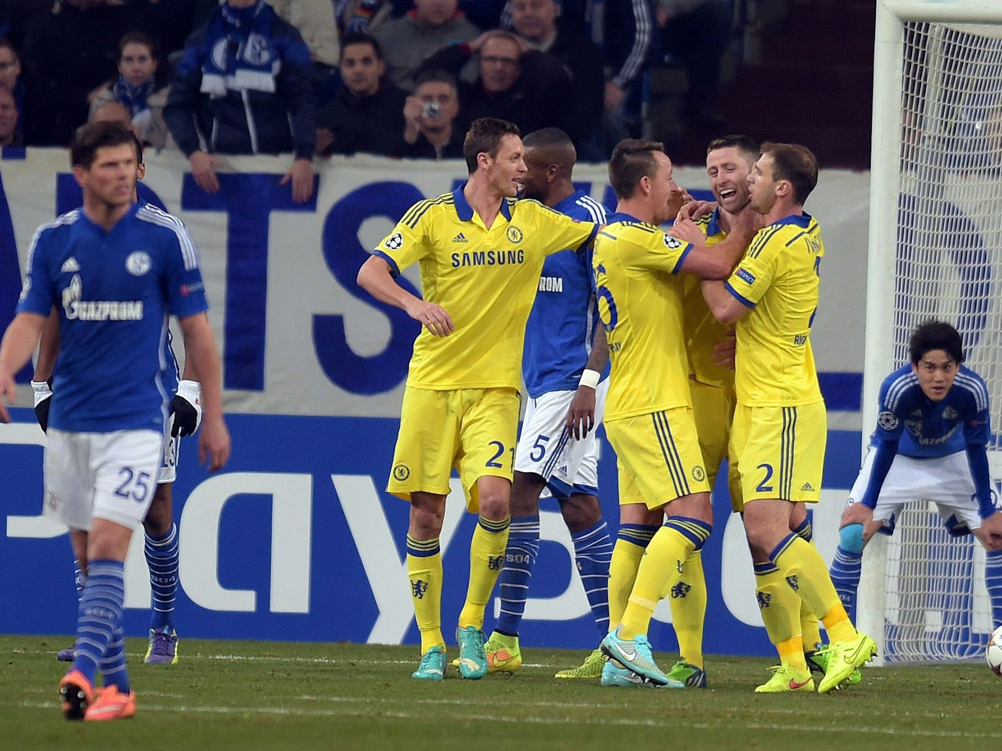 Chelseas Nemanja Matic (l-r), John Terry, Gary Cahill und Branislav Ivanovic feiern das 0:3, ein Eigentor des Schalkers Kirchhoff.