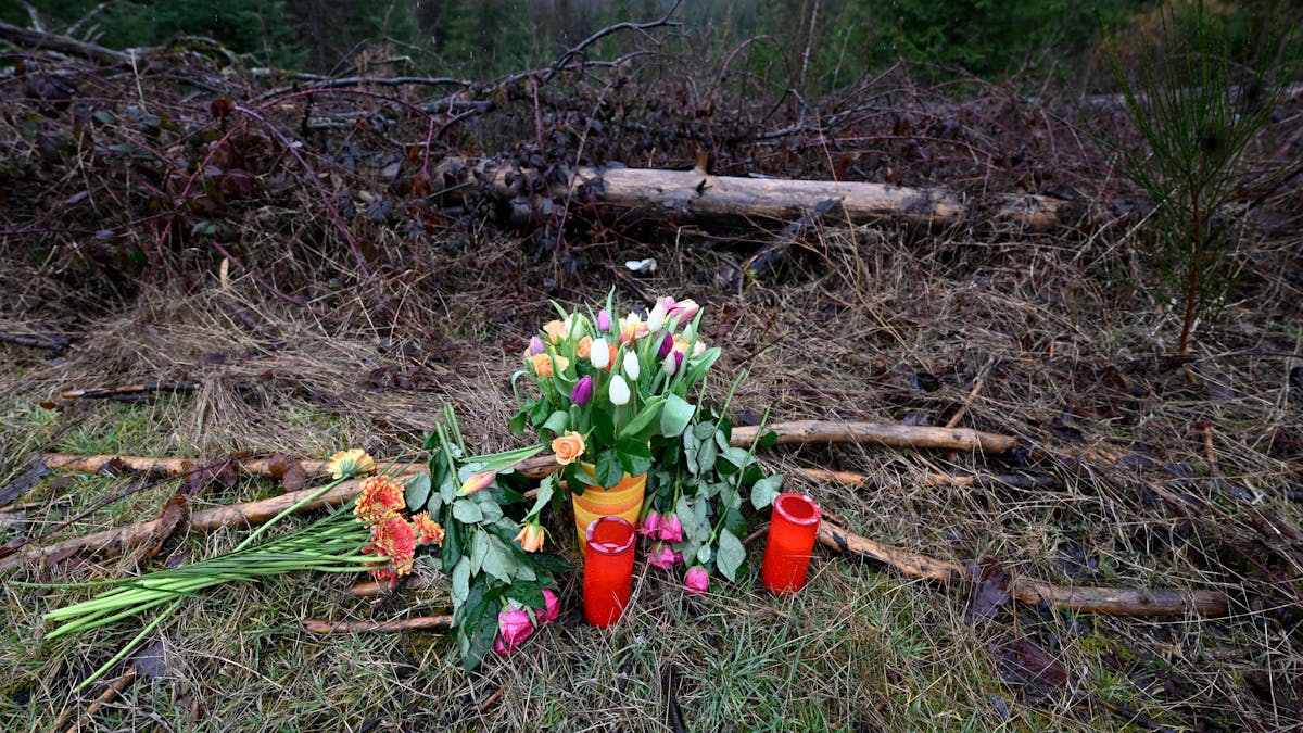 Blumen und Kerzen wurden am Fundort des getöteten Mädchens Luise niedergelegt. Bei der Obduktion der Leiche sind zahlreiche Messerstiche festgestellt worden.