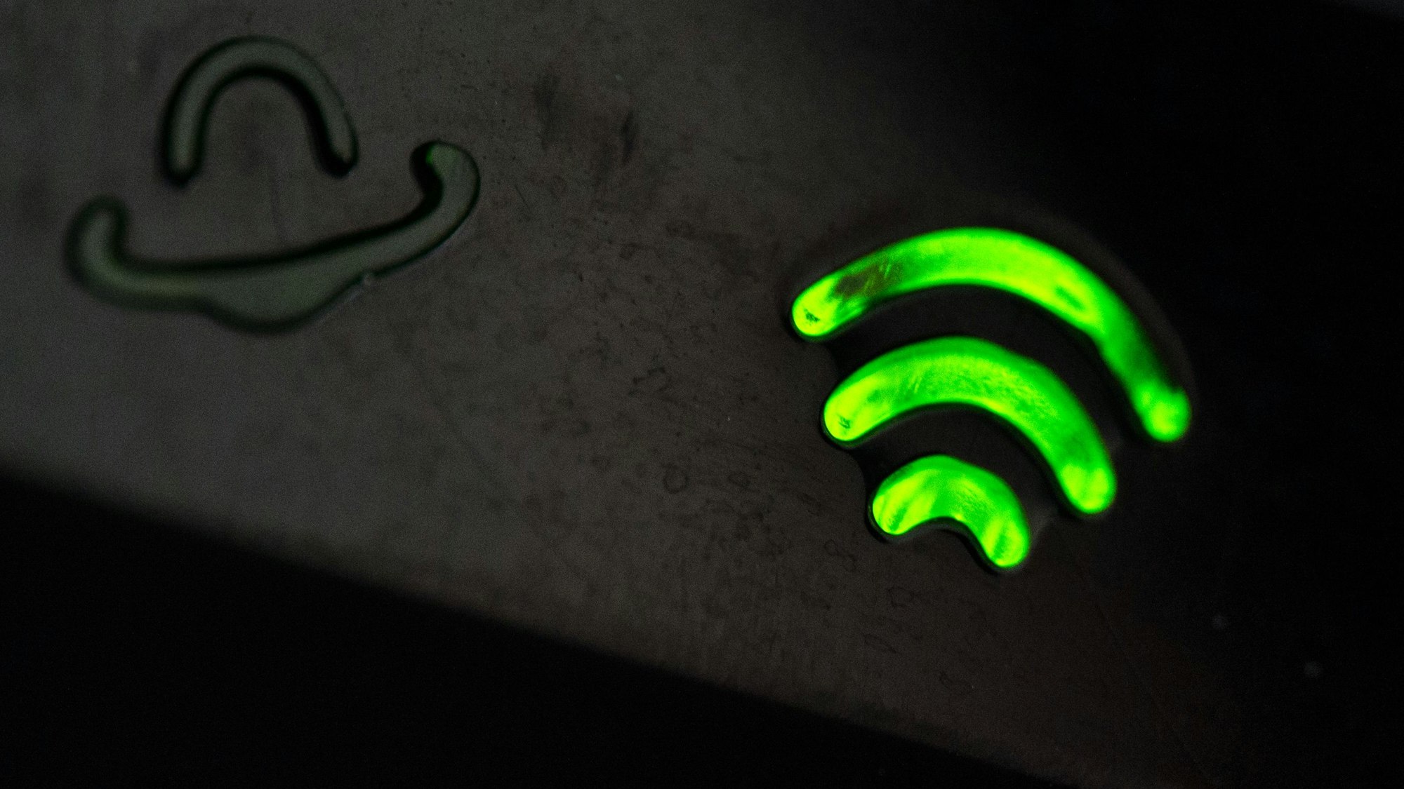 Neongrünes, leuchtendes WLAN-Symbol. Ein veröffentlichter Bericht der Bundesnetzagentur vom 15. März 2023 belegt die Vermutung, dass deutsche Internetverbindungen langsam und schwach sind. (Archivbild vom 01.03.2016)