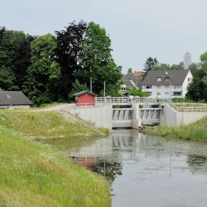 Hinter dem Hochwasserbecken und Schleuse Kippemühle in Bergisch Gladbach-Gronau liegen Häuser.&nbsp;
