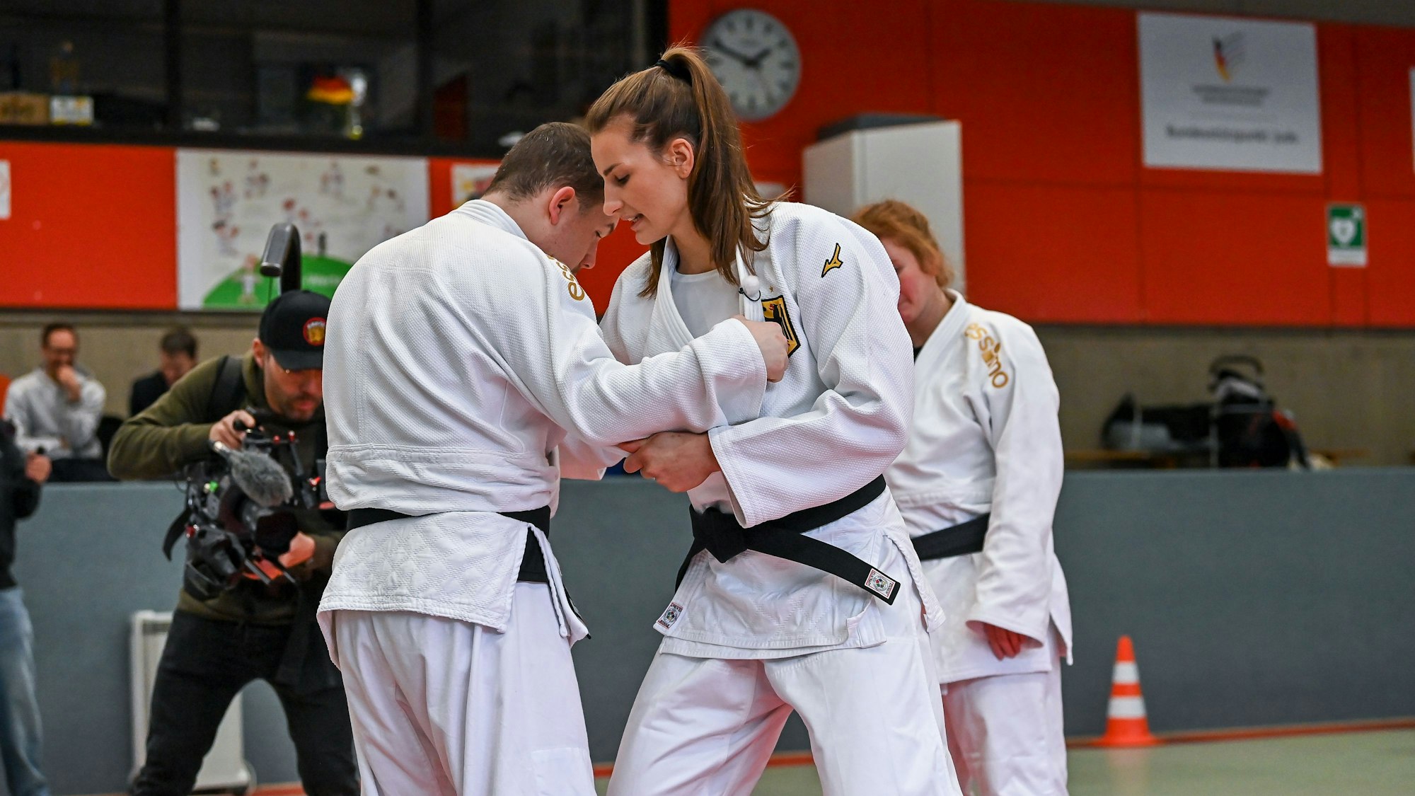 Judo-Weltmeisterin Anna-Maria Wagner trainiert mit Sportlern des ZABS in Frechen.