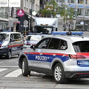 Polizeiwagen blockieren eine Straße im Stadtzentrum der österreichischen Stadt Wien.