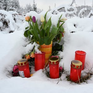 Am Fundort des ermordeten zwölfjährigen Mädchens Luise stehen Blumen und Kerzen. Frisch gefallener Schnee bedeckt den Boden.&nbsp;