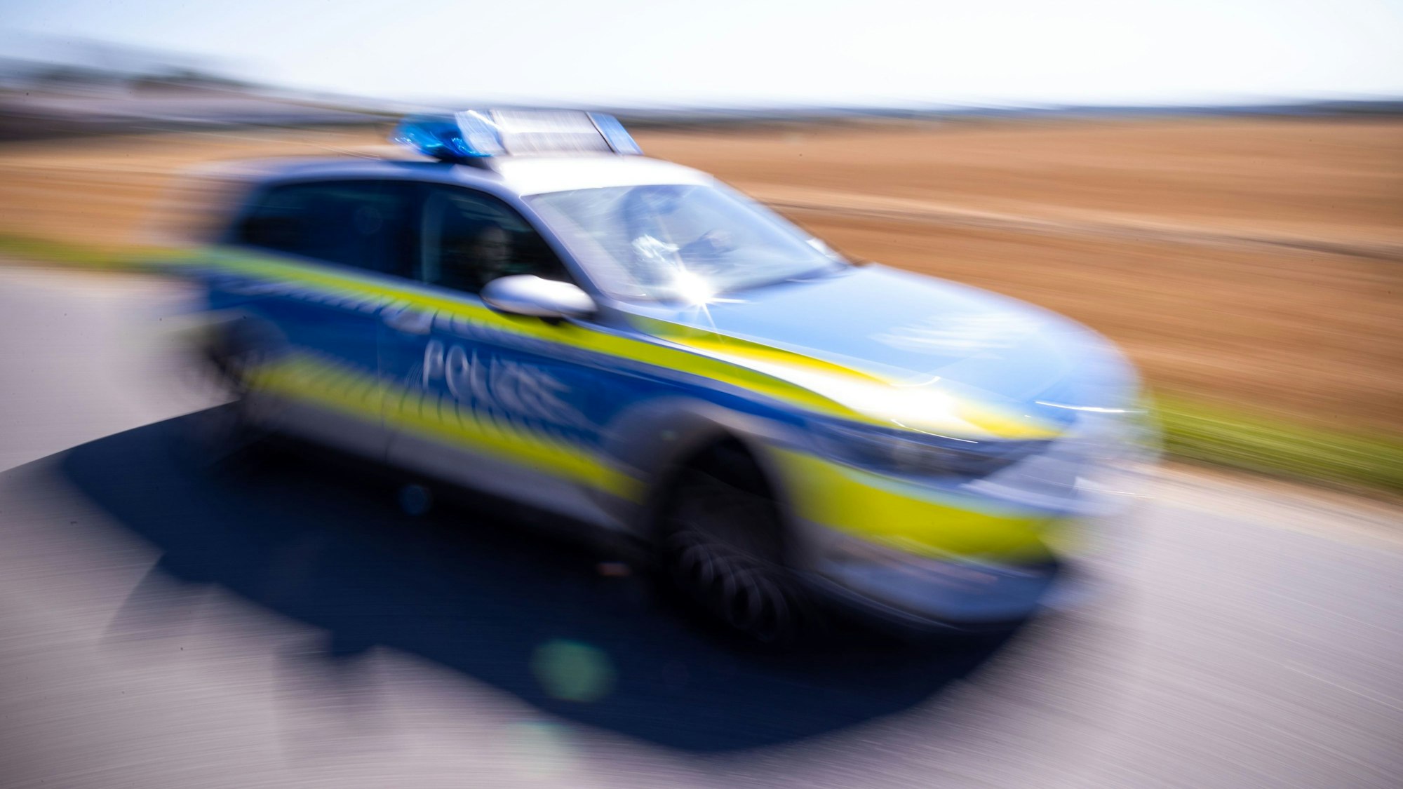 ARCHIV - 13.08.2020, Mecklenburg-Vorpommern, Groß Grenz: Ein Polizeiauto fährt über eine Dorfstraße.