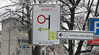 Auf einer großen Schildertafel steht „Schloßstraße gesperrt“, darunter ist eine Umleitung ausgewiesen. Ein weiteres Schild weist den Weg zum Schloss Bensberg.