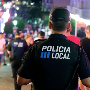 Das Symbolfoto aus dem Jahr 2018 zeigt einen spanischen Polizisten mit Kappe und einem dinkelblauen Uniform-T-Shirt.