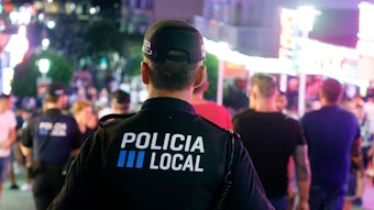 Das Symbolfoto aus dem Jahr 2018 zeigt einen spanischen Polizisten mit Kappe und einem dinkelblauen Uniform-T-Shirt.