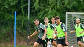 Moustafa Moustafa (r.) bestreitet im Profi-Trainingslager von Borussia Mönchengladbach am 21. Juli 2021 einen Zweikampf mit Stefan Lainer.