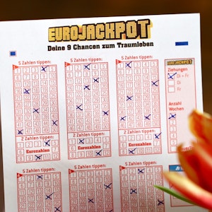 Eurojackpot Spielschein mit einer Tulpe im Vordergrund.