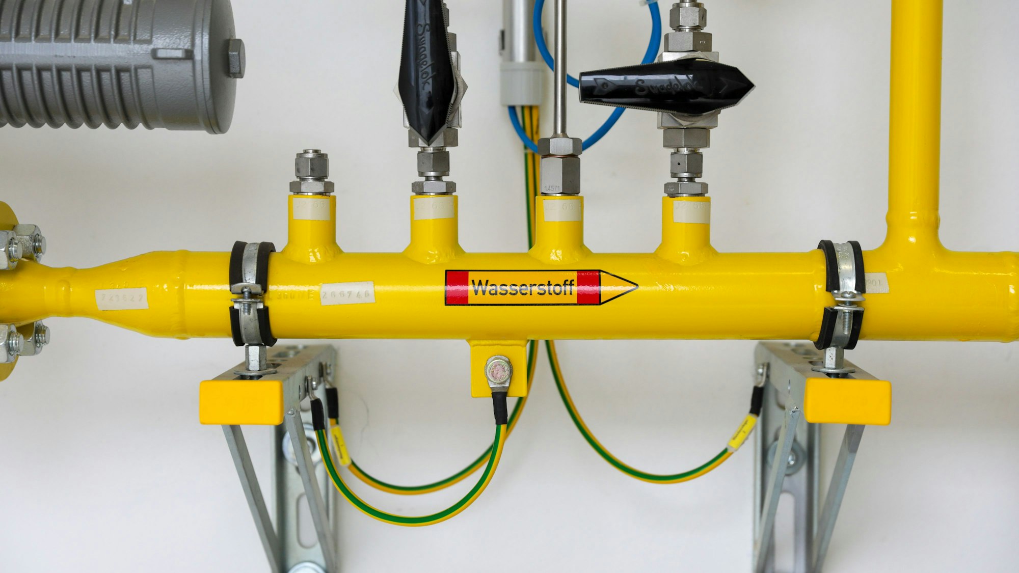 Yellow pipework carries Hydrogen in Germany.