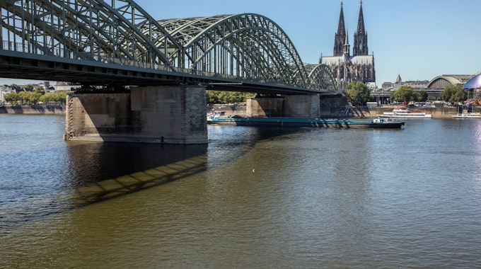 Das Rheinufer an der Hohenzollernbrücke, im Hintergrund der Kölner Dom.