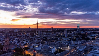 Die Sonne geht über Köln auf. Unter anderem zu sehen ist der Fernsehturm Colonius.