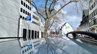 Behindertenparkplätze am Verwaltungsgebäude Goetheplatz in Opladen