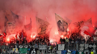 Die Frankfurter Fans zünden Pyros beim Hinspiel in der Champions League gegen die SSC Neapel.