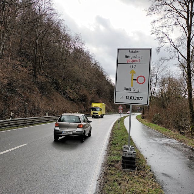 Straße mit Schild Zufahrt Höngesberg gesperrt