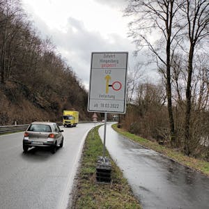 Straße mit Schild Zufahrt Höngesberg gesperrt