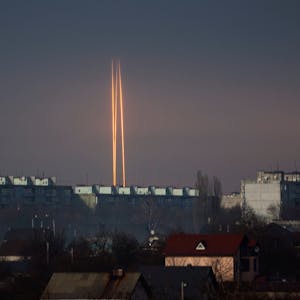 dpatopbilder - 09.03.2023, Ukraine, Charkiw: Drei russische Raketen, die von der russischen Region Belgorod aus auf die Ukraine abgefeuert wurden, fliegen in der Morgendämmerung. Foto: Vadim Belikov/AP +++ dpa-Bildfunk +++