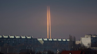 dpatopbilder - 09.03.2023, Ukraine, Charkiw: Drei russische Raketen, die von der russischen Region Belgorod aus auf die Ukraine abgefeuert wurden, fliegen in der Morgendämmerung. Foto: Vadim Belikov/AP +++ dpa-Bildfunk +++
