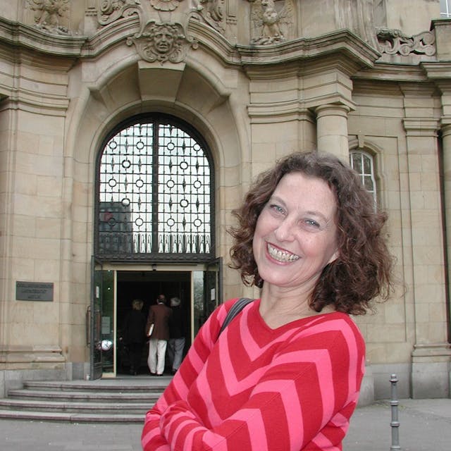 Ruth Herz steht vor dem Justizgebäude am Reichensperger Platz
