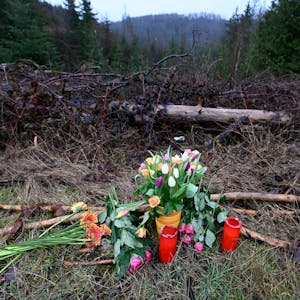 Blumen und Kerzen wurden am Fundort des getöteten Mädchens Luise niedergelegt. Der Ort befindet sich in einem Waldstück.&nbsp;