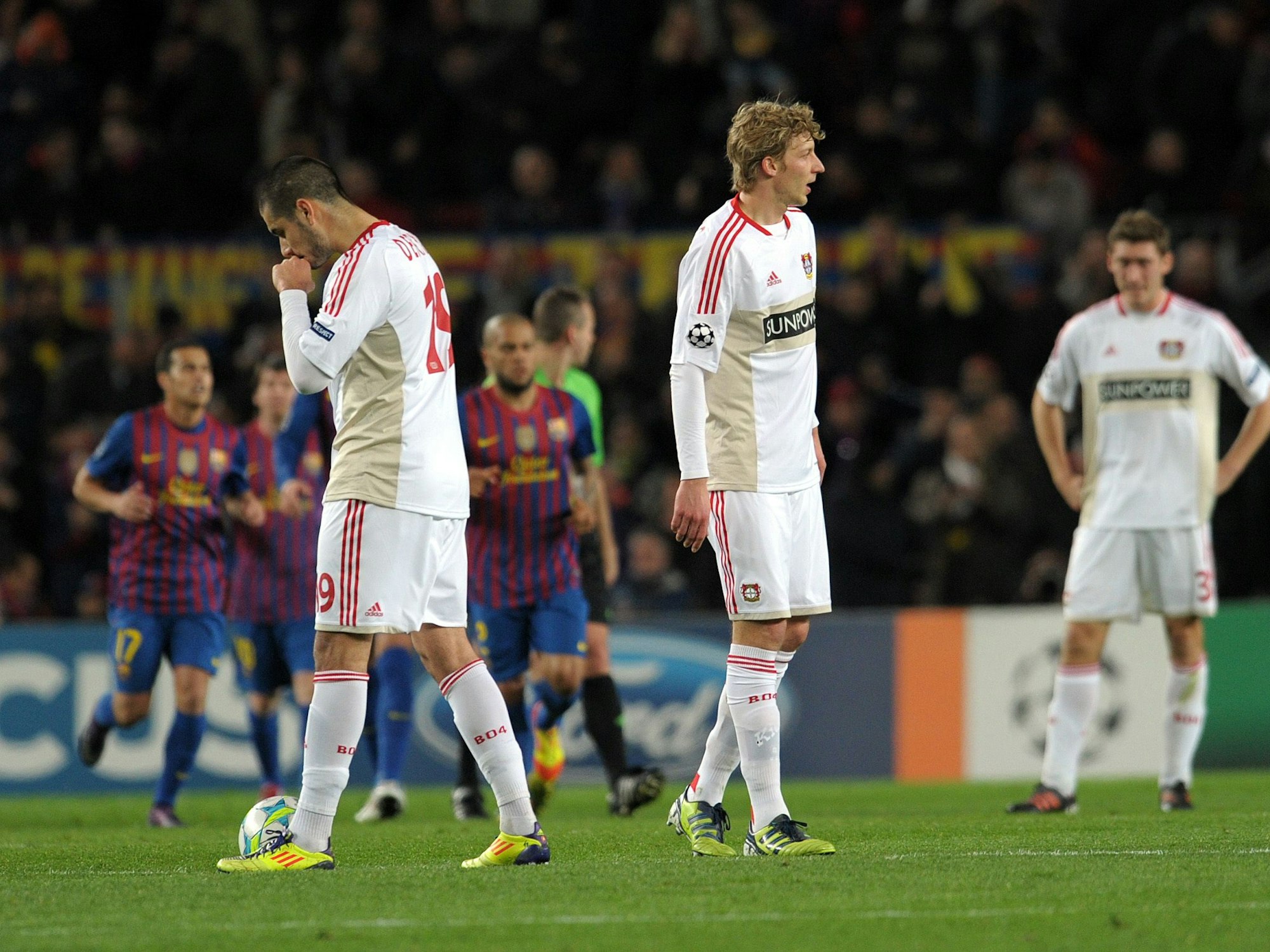 Eren Derdiyok und Stefan Kießling senken die Köpfe nach einem Treffer vom FC Barcelona.