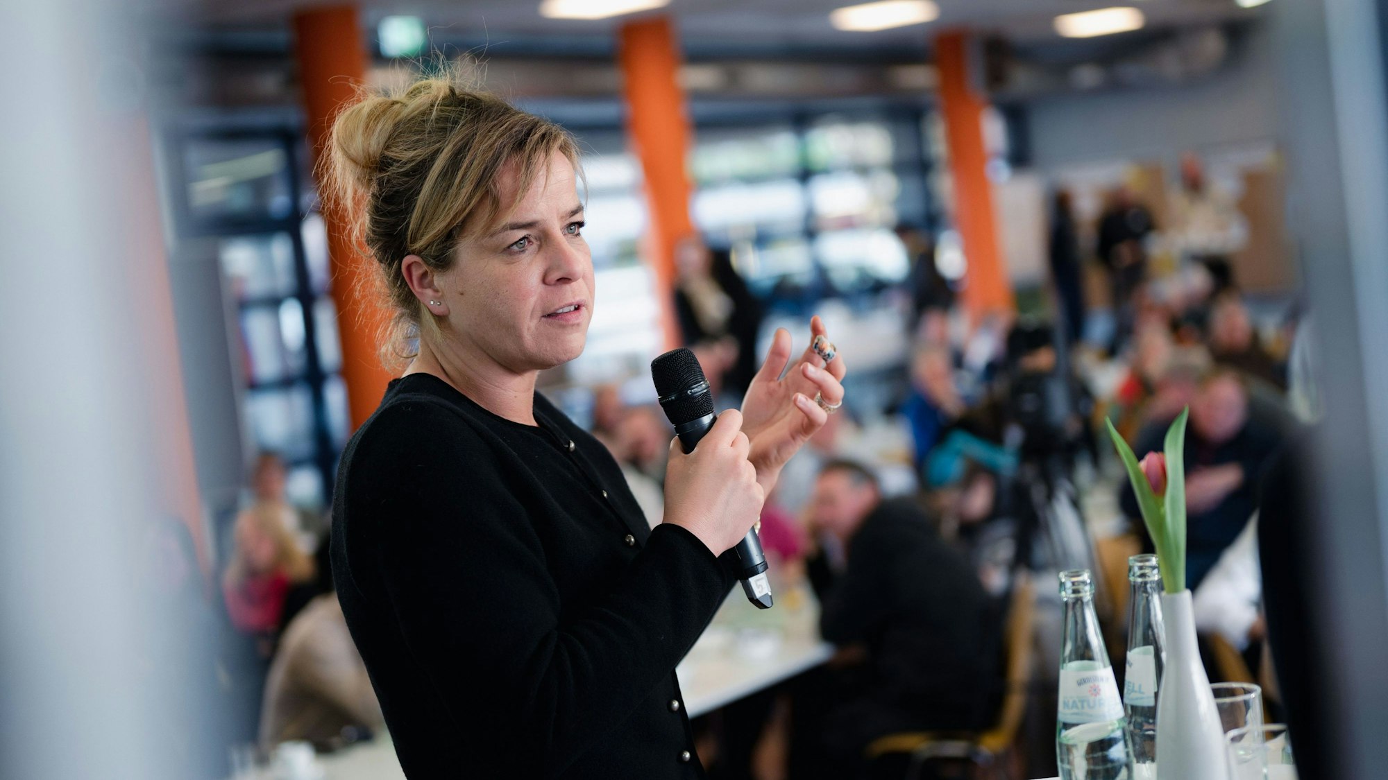 Mona Neubaur Wirtschaftsministerin von Nordrhein-Westfalen, spricht bei einer  Dialogveranstaltung mit Bürgern zur neuen Leitentscheidung über den Braunkohleabbau.