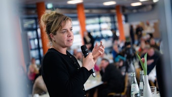 Mona Neubaur (Bündnis 90/Die Grünen), Wirtschaftsministerin von Nordrhein-Westfalen, spricht bei einer  Dialogveranstaltung