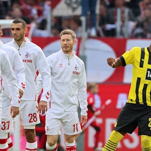 Anthony Modeste begrüßt die Spieler des 1. FC Köln vor dem Anpfiff.
