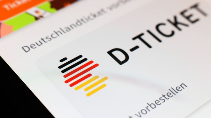 In der „Deutschlandticket“-App wird ein Button mit der Aufschrift „Jetzt vorbestellen“ angezeigt.