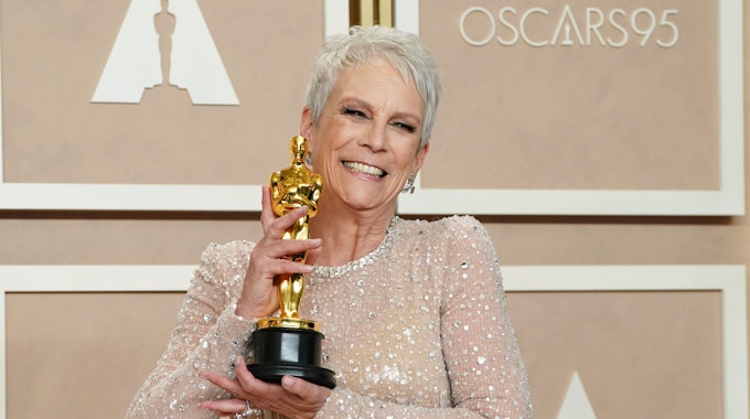 Schauspielerin Jamie Lee Curtis mit dem Oscar für die beste Leistung als Nebendarstellerin für „Everything Everywhere All at Once“ im Presseraum der Oscar-Verleihung, den 95. Academy Awards im Dolby Theatre.