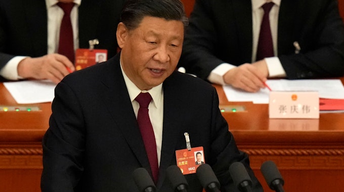 Xi Jinping, Chinas Staats- und Parteichef, hält eine Rede während der Abschlusszeremonie im Rahmen der Jahrestagung des Nationalen Volkskongresses (NVK) in der Großen Halle des Volkes. Foto vom 13.03.2023.