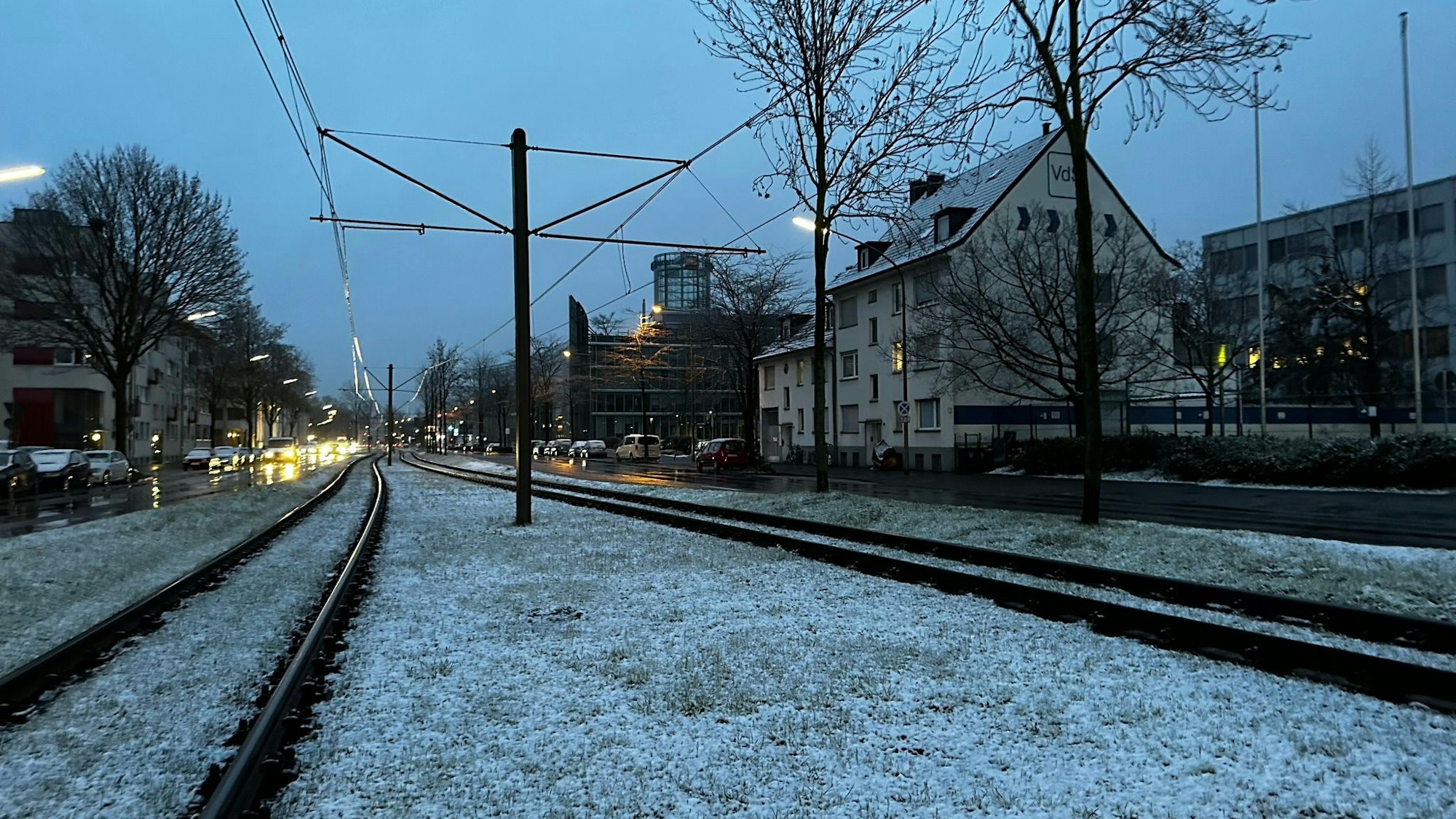 Eine hauchdünne Schneedecke bedeckte Teile von Köln am Mittwochmorgen. Unser Bild zeigt die Amsterdamer Straße.